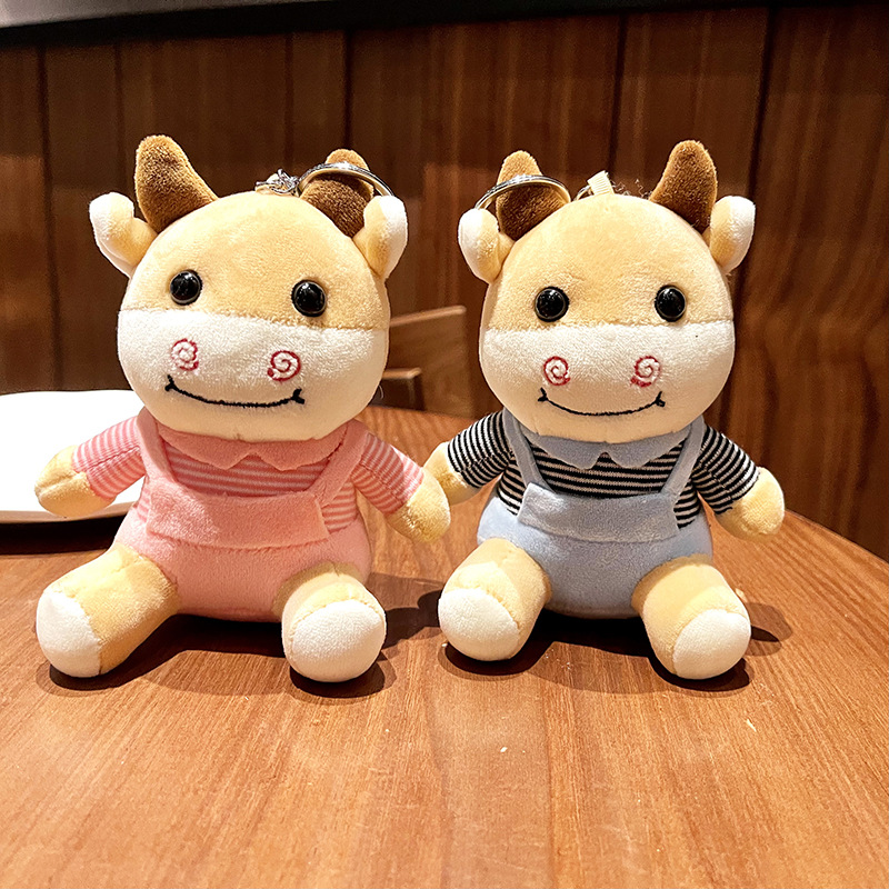 新款可爱背带牛钥匙扣彩色毛绒卡通公仔背包小挂件抓娃娃机玩具