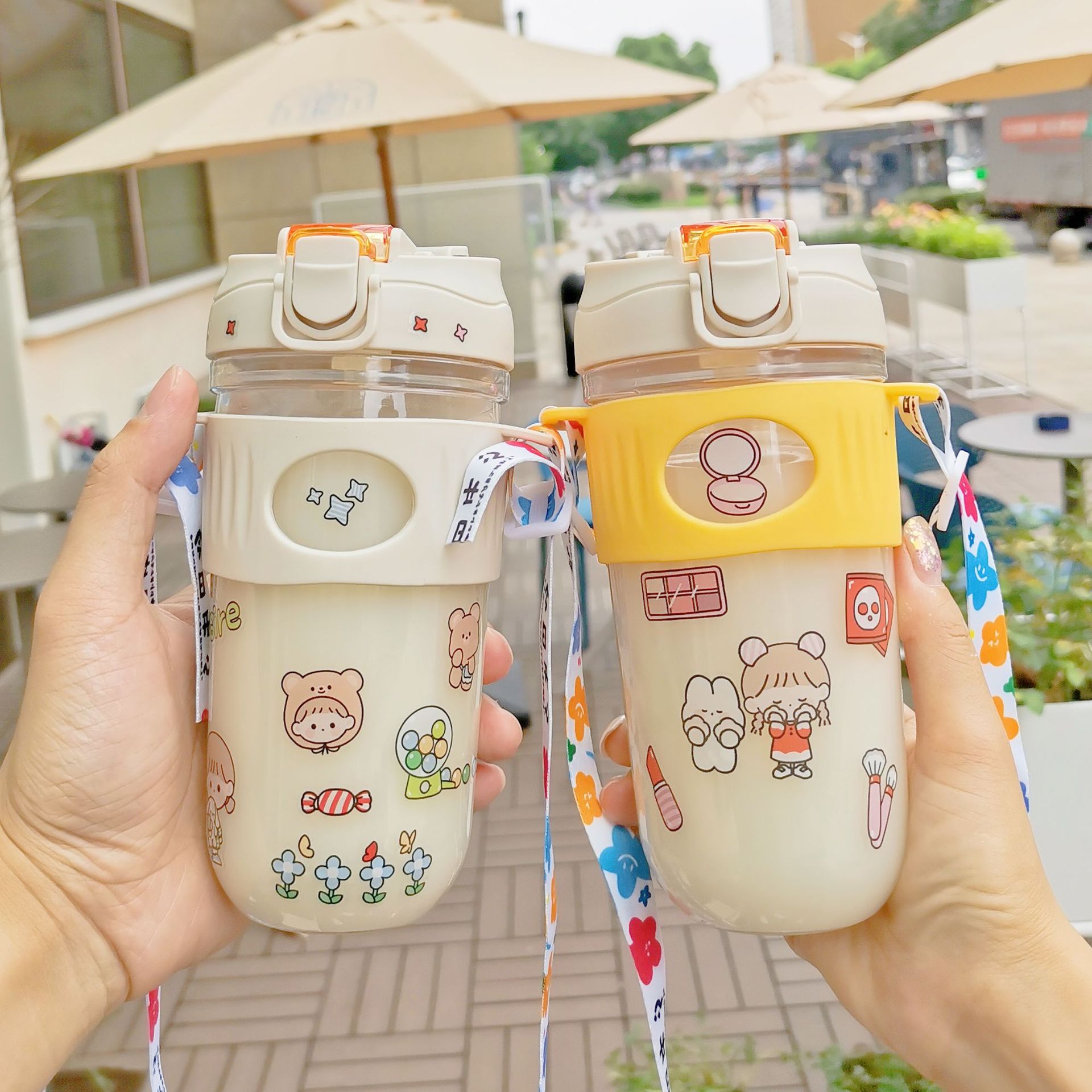 厂家直销新款吸管塑料水杯可爱女生带吸嘴双饮便携咖啡杯背带杯子