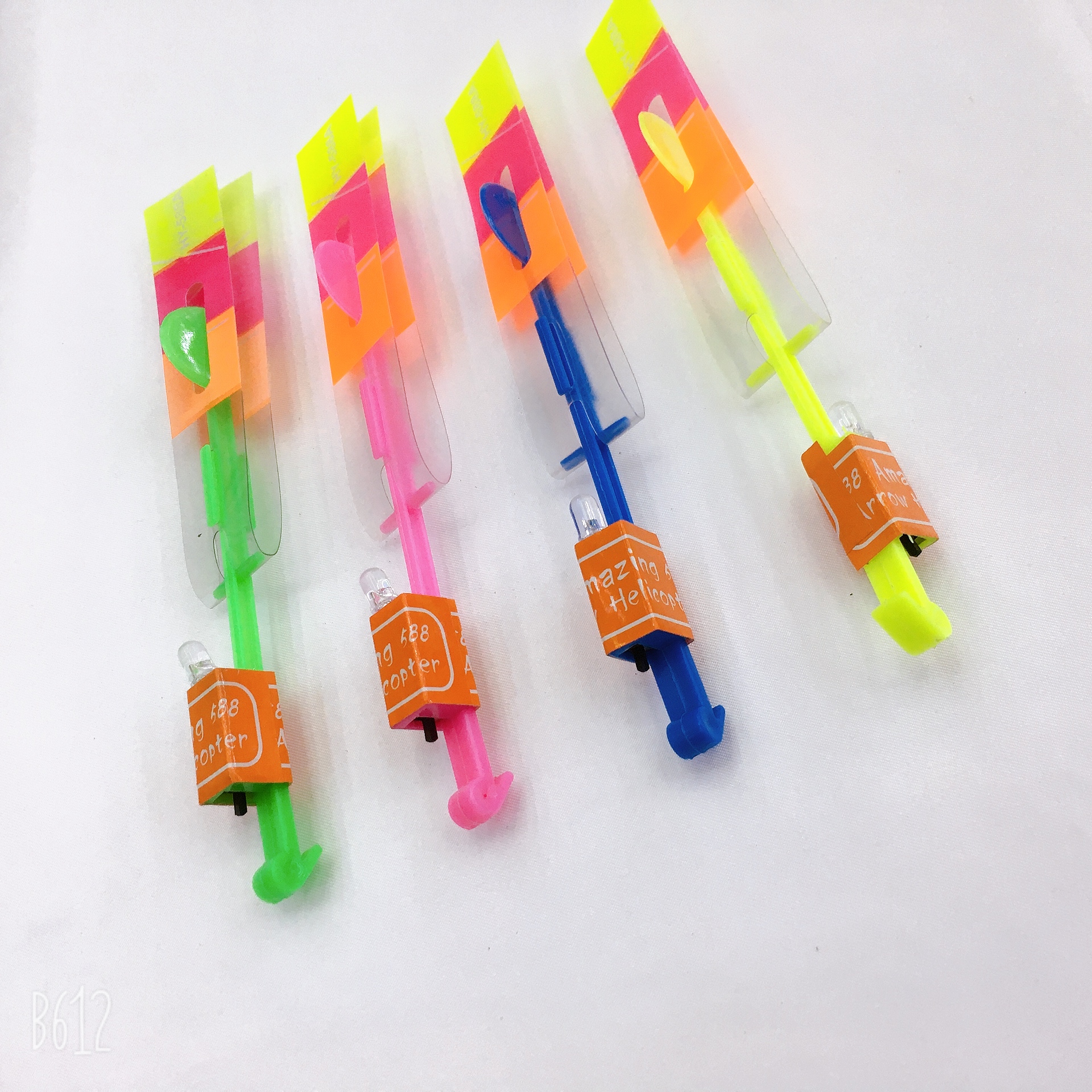 地摊夜市儿童发光玩具小灯飞箭 led闪光弹射火箭飞天仙子竹蜻蜓