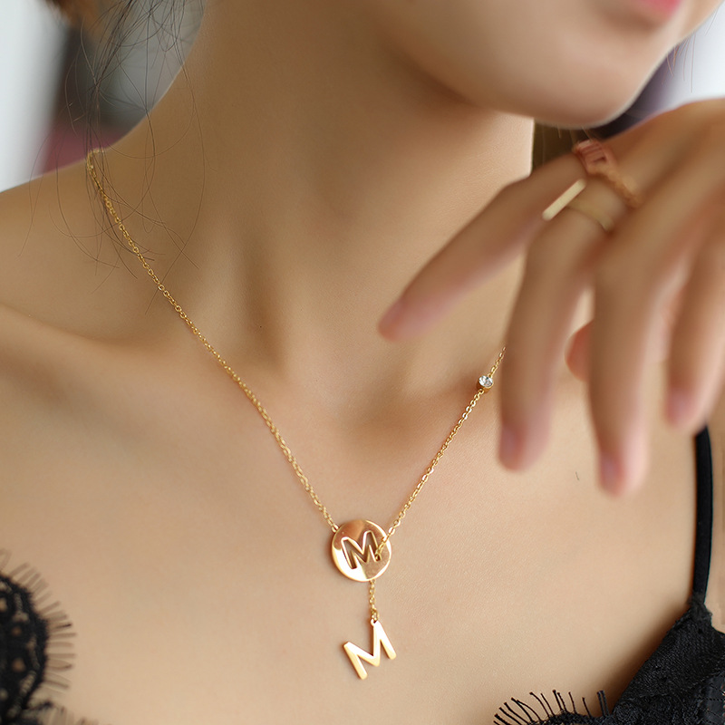 钛钢英文字母M项链女ins冷淡风潮简约流苏锁骨链批发森系网红颈链