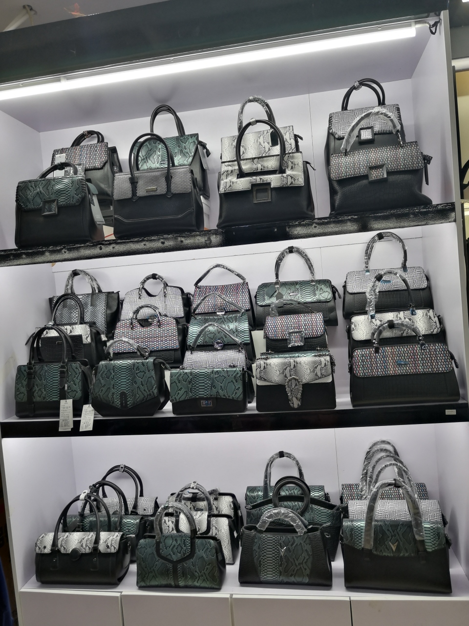 品牌 男包 女包 行李箱 钱包 双肩包 网红同款 皮带 书包 单肩包