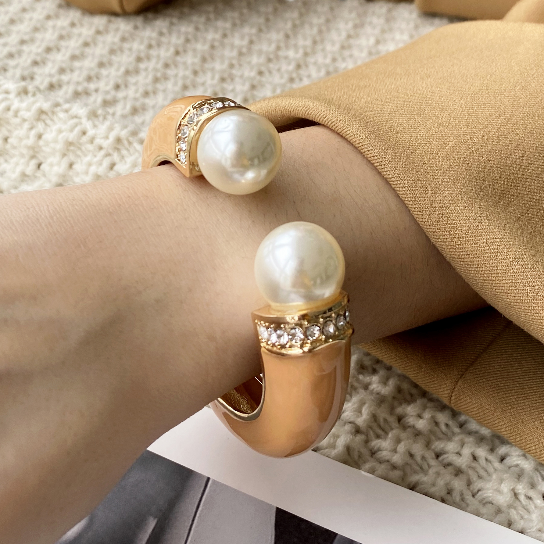 亚马逊热销手环货源 欧美复古珍珠贝母滴釉半开合手镯 厂家批发