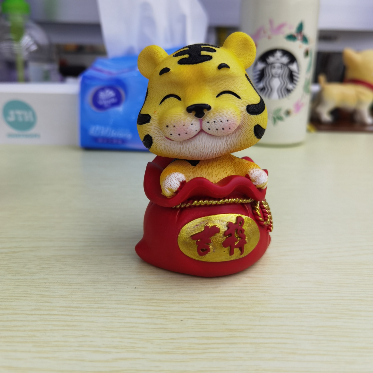 树脂老虎工艺品 钱袋虎宝 摇头公仔车载摆件卡通摆件创意手办礼品