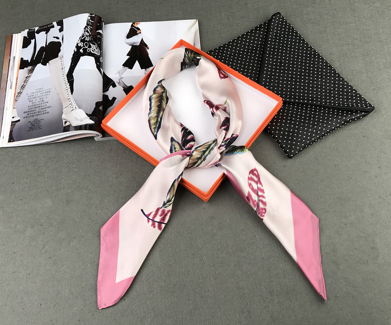 多彩羽毛印花方巾 颜色款式多样