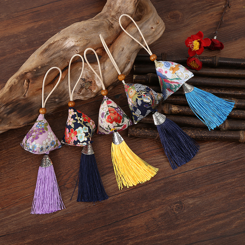 手工刺绣车载挂饰香包锦缎汉服流苏香囊挂件衣柜祝福薰衣草香包