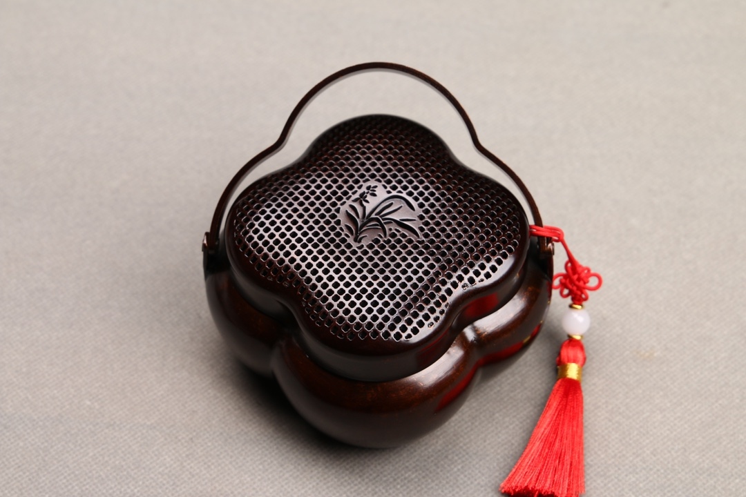 品名：兰花手提炉
工艺：雕刻 
材质：紫铜高10.5cm、宽10.5cm