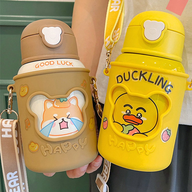 小熊硅胶套斜挎水杯带吸管儿童水壶小学生保温杯男女可爱宝宝杯子