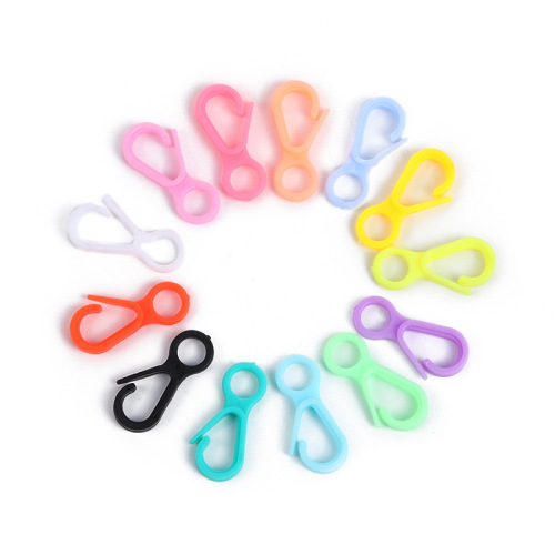 wholesale plastic lobster buckle colorful plastic keychain mask chain hanging buckle toy， gift hanging buckle， etc.