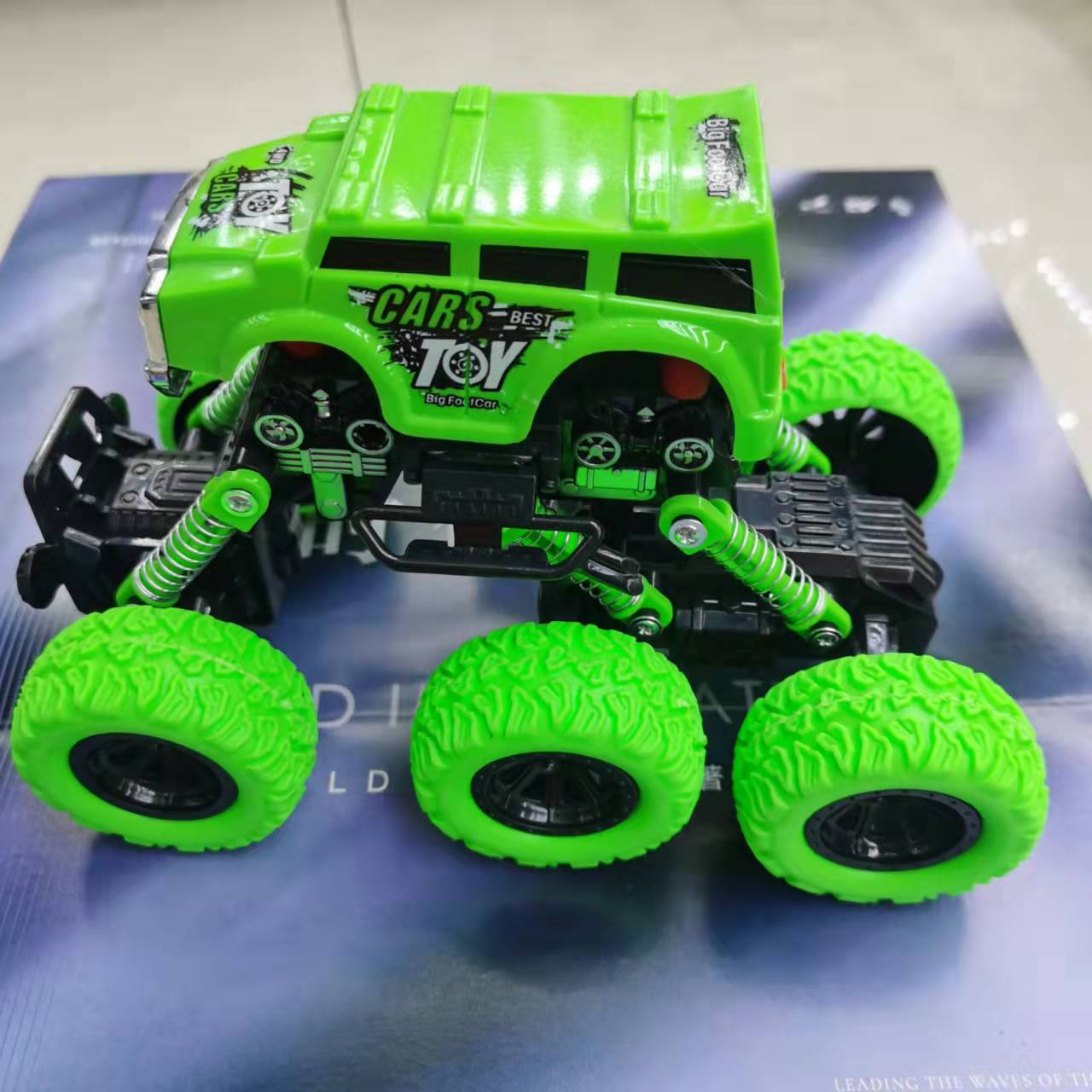 "六驱Q版、越野回力带避 震攀爬车