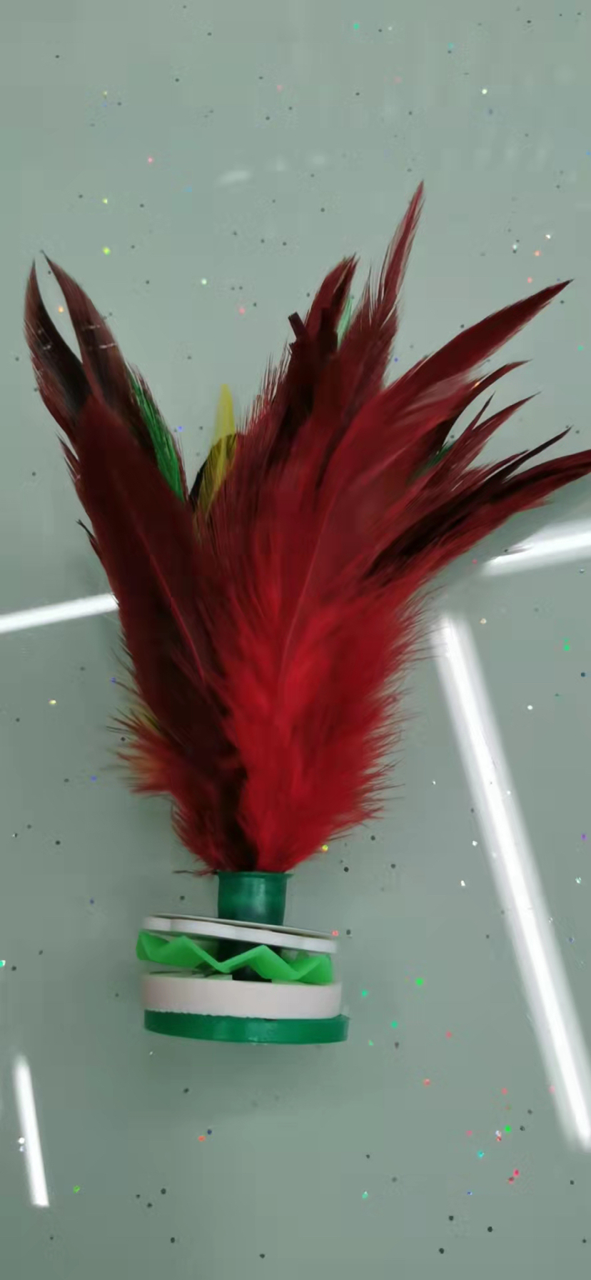 白底大尖毛毽子