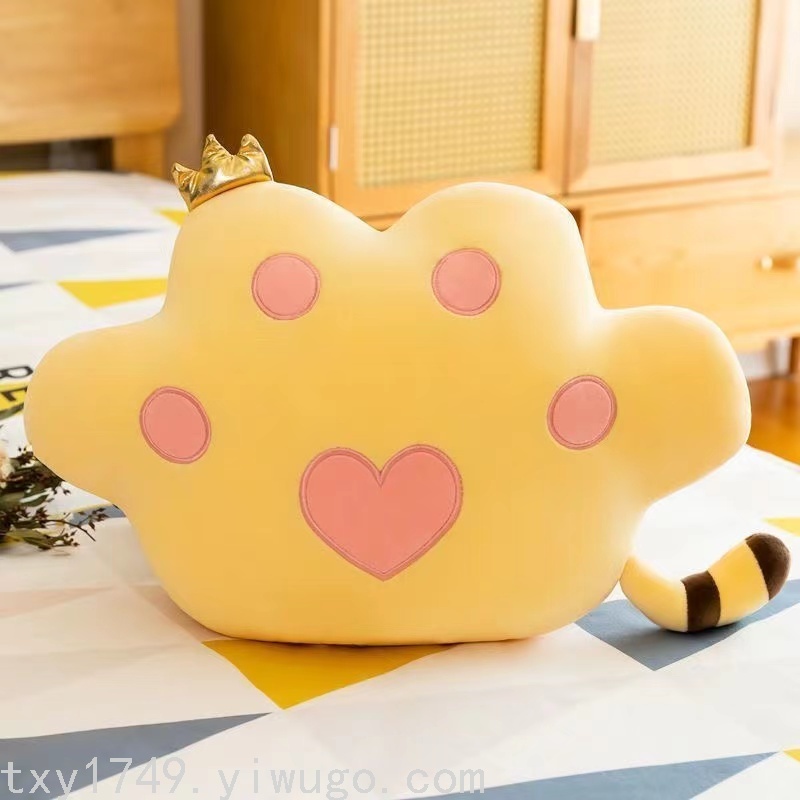 厂家直销卡通皇冠老虎爪抱枕动物脚掌毛绒玩具公仔坐垫靠垫玩偶