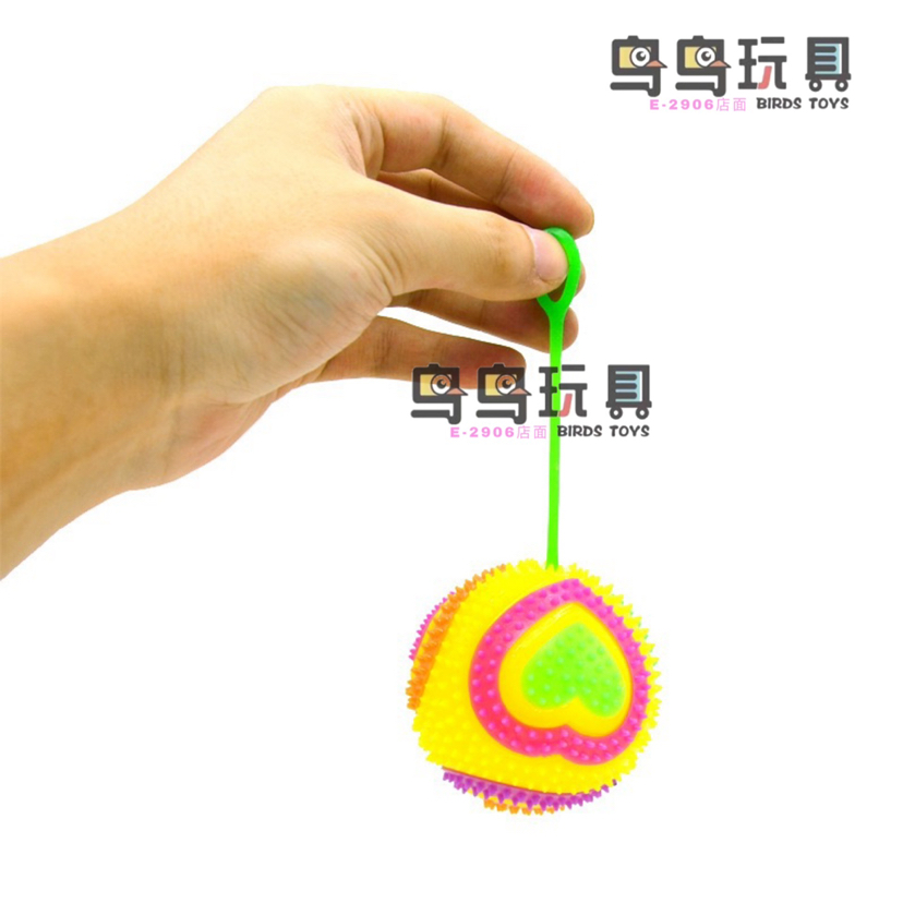 厂家直销地摊热销发光儿童玩具电商货源闪光提手悠悠爱心口哨球批