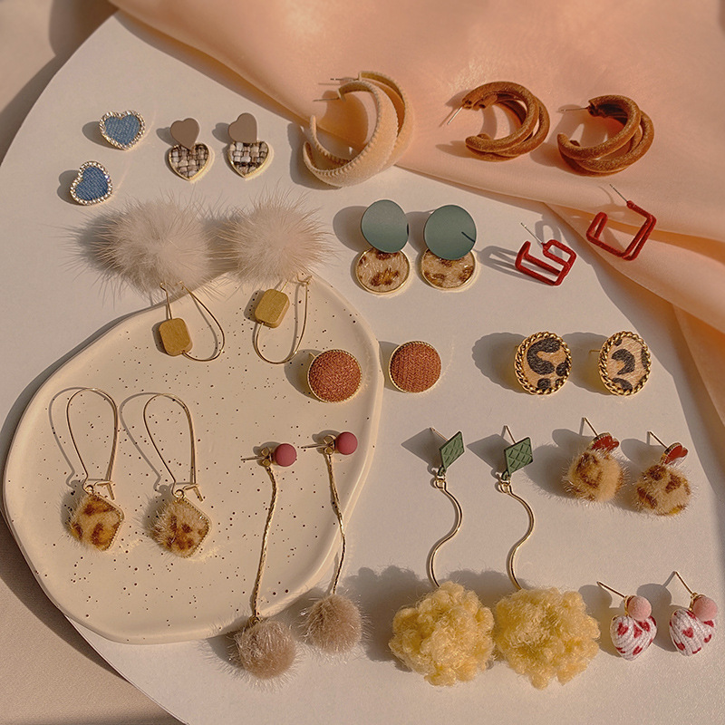 时尚个性秋冬款毛球耳环2021年新款潮长款气质流苏耳饰女毛绒