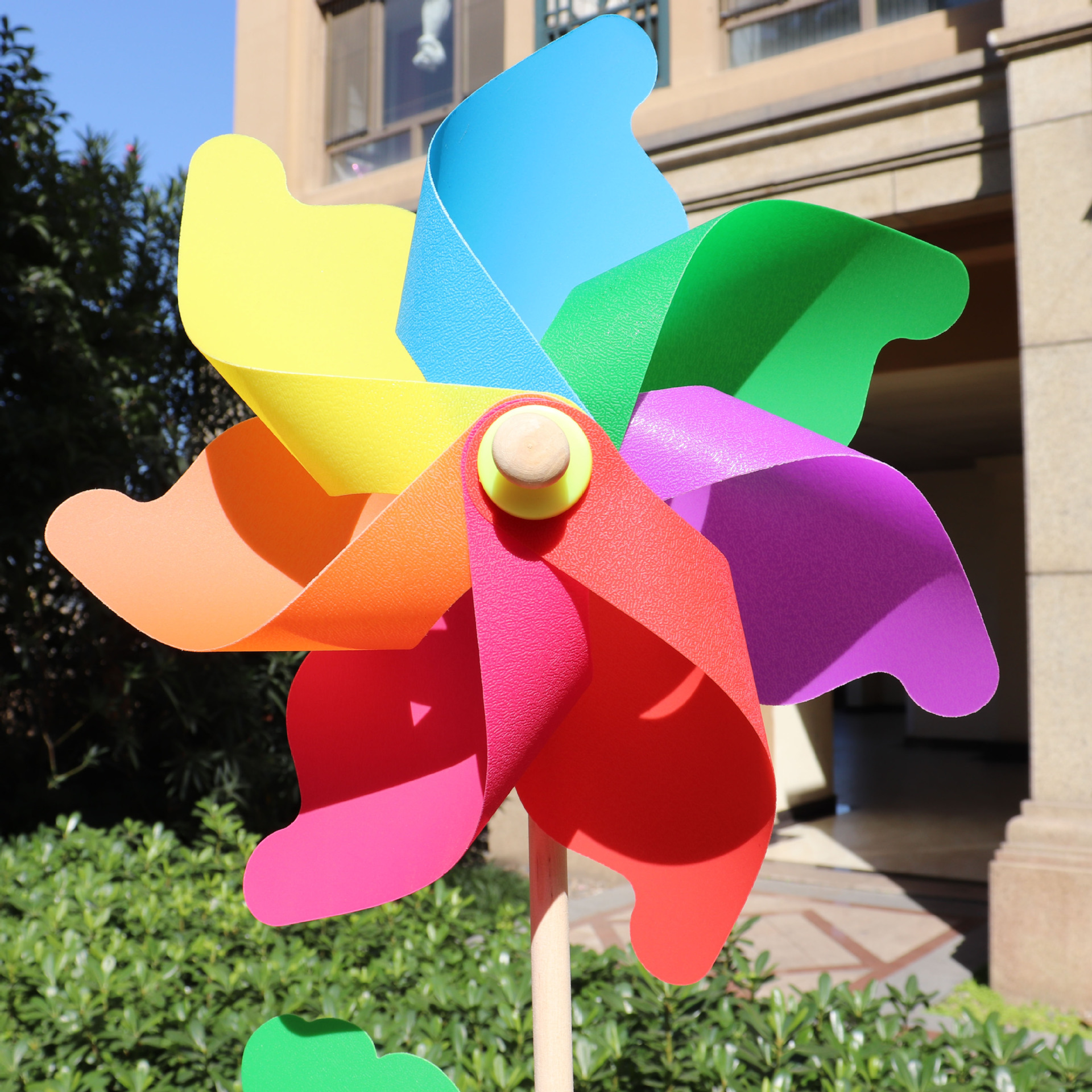 七彩木杆塑料大风车儿童玩具diy户外地摊幼儿园装饰插地园林风车