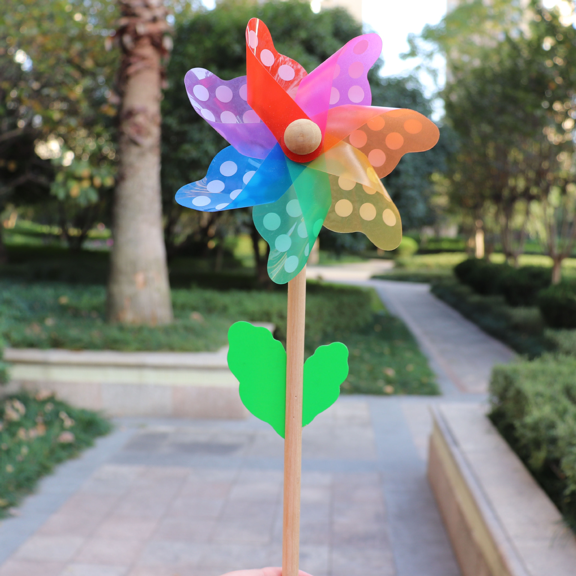 14cm圆点条纹木杆风车七彩儿童玩具幼儿园公园装饰地摊批发厂家