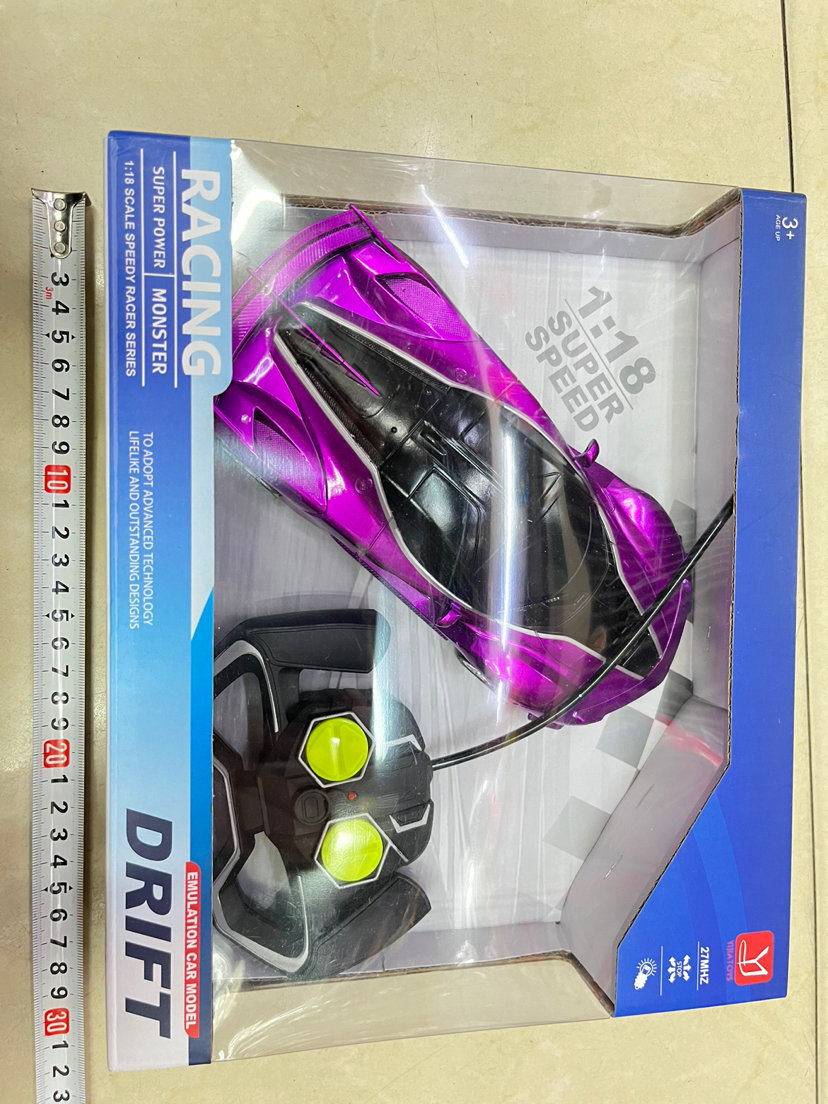 新款四通道遥控法拉利仿真车带车灯，充电，礼品盒包装