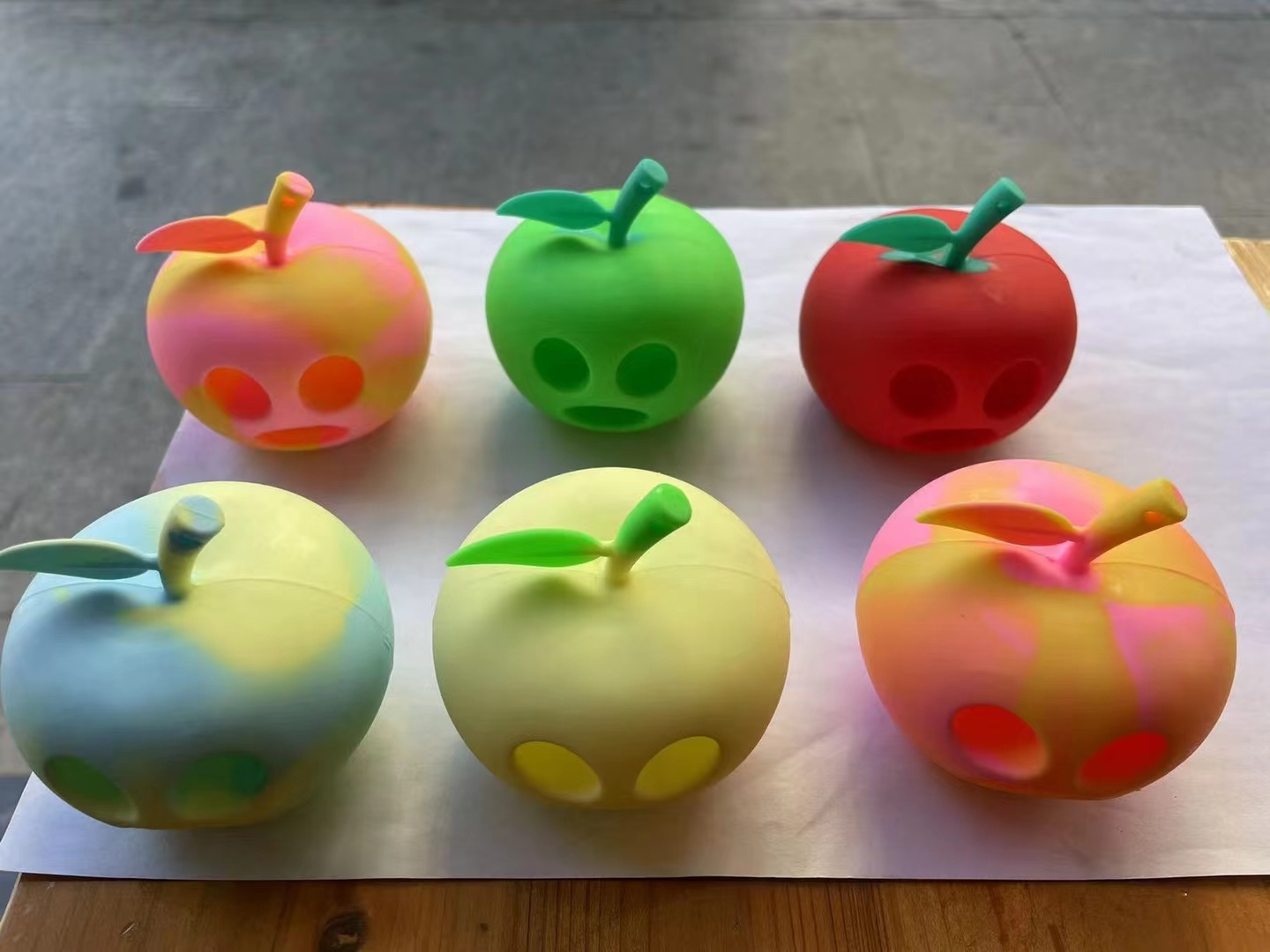 吐舌头的苹果发泄玩具