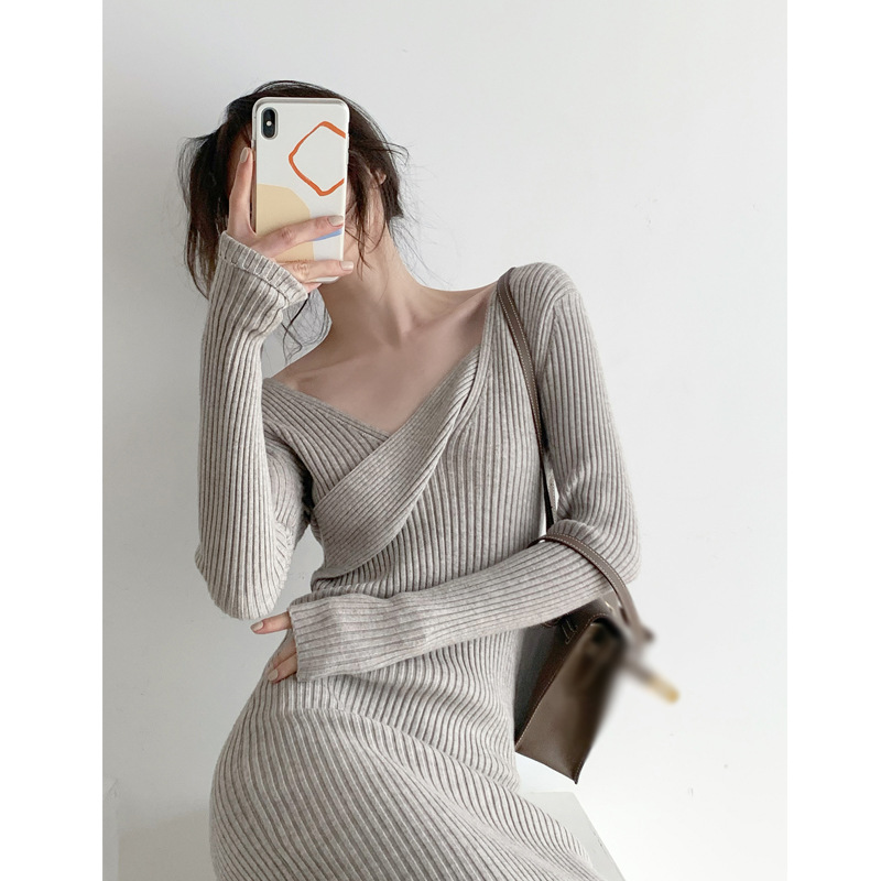 众所周知的欢喜 奶咖/黑 胸口叠搭扭结显瘦竖纹理针织连衣裙女装