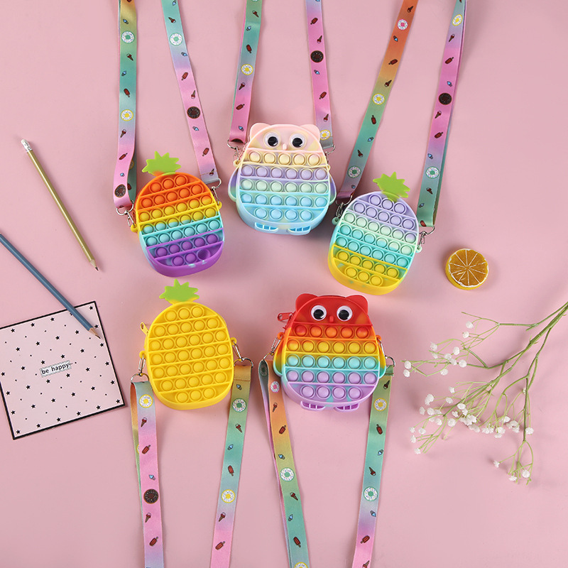 灭鼠先锋包硅胶减压捏捏乐彩虹水果卡通斜挎包儿童可爱零钱包批发