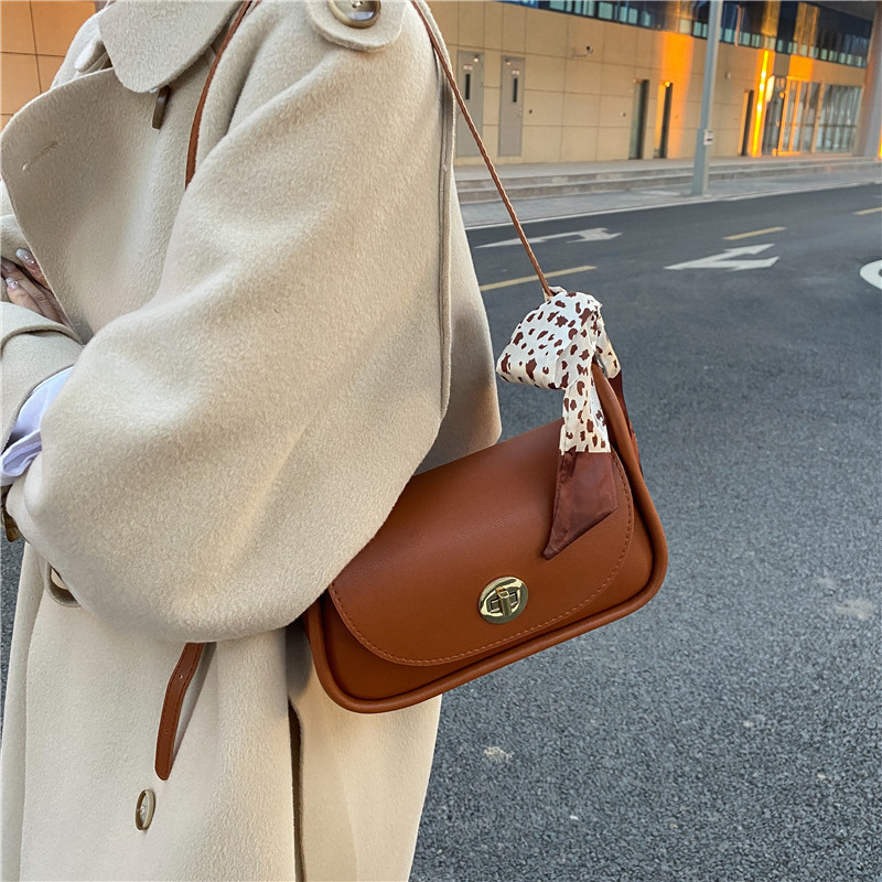 秋冬洋气包包女2021新款潮时尚质感锁扣斜挎包简约休闲单肩小方包