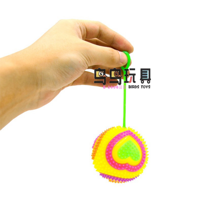 厂家直销地摊热销发光儿童玩具电商货源闪光提手悠悠爱心口哨球