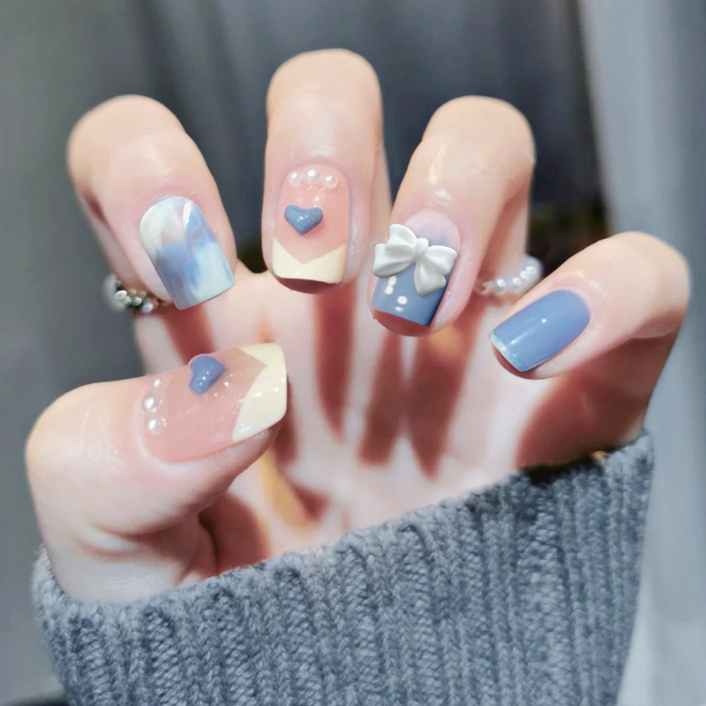 小红书同款热销浅黄V型美甲贴片 珍珠美甲 蓝色桃心蝴蝶结假指甲