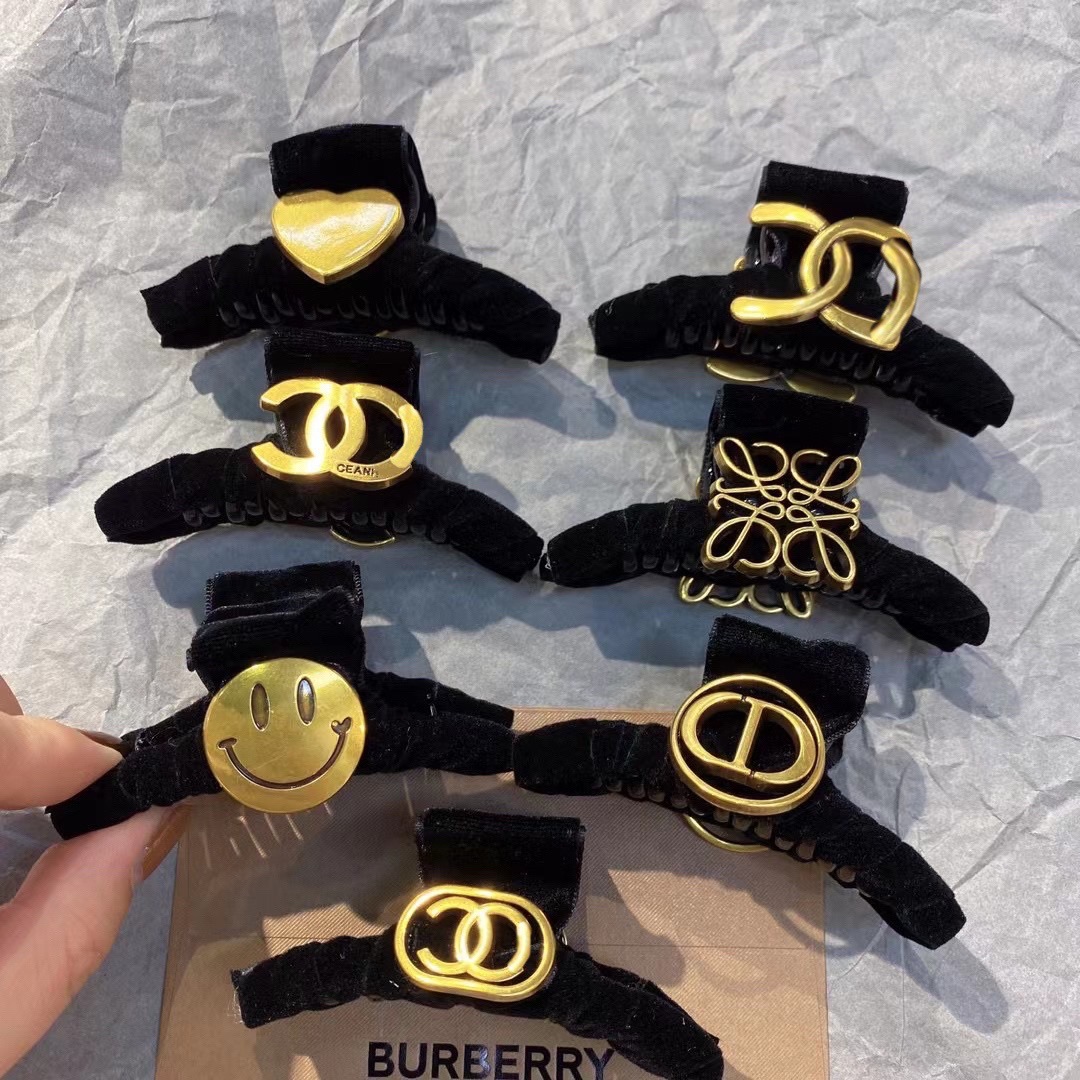 2021秋冬新款绒布抓卡黄铜笑脸发夹爱心卡子双c鲨鱼夹CD抓子