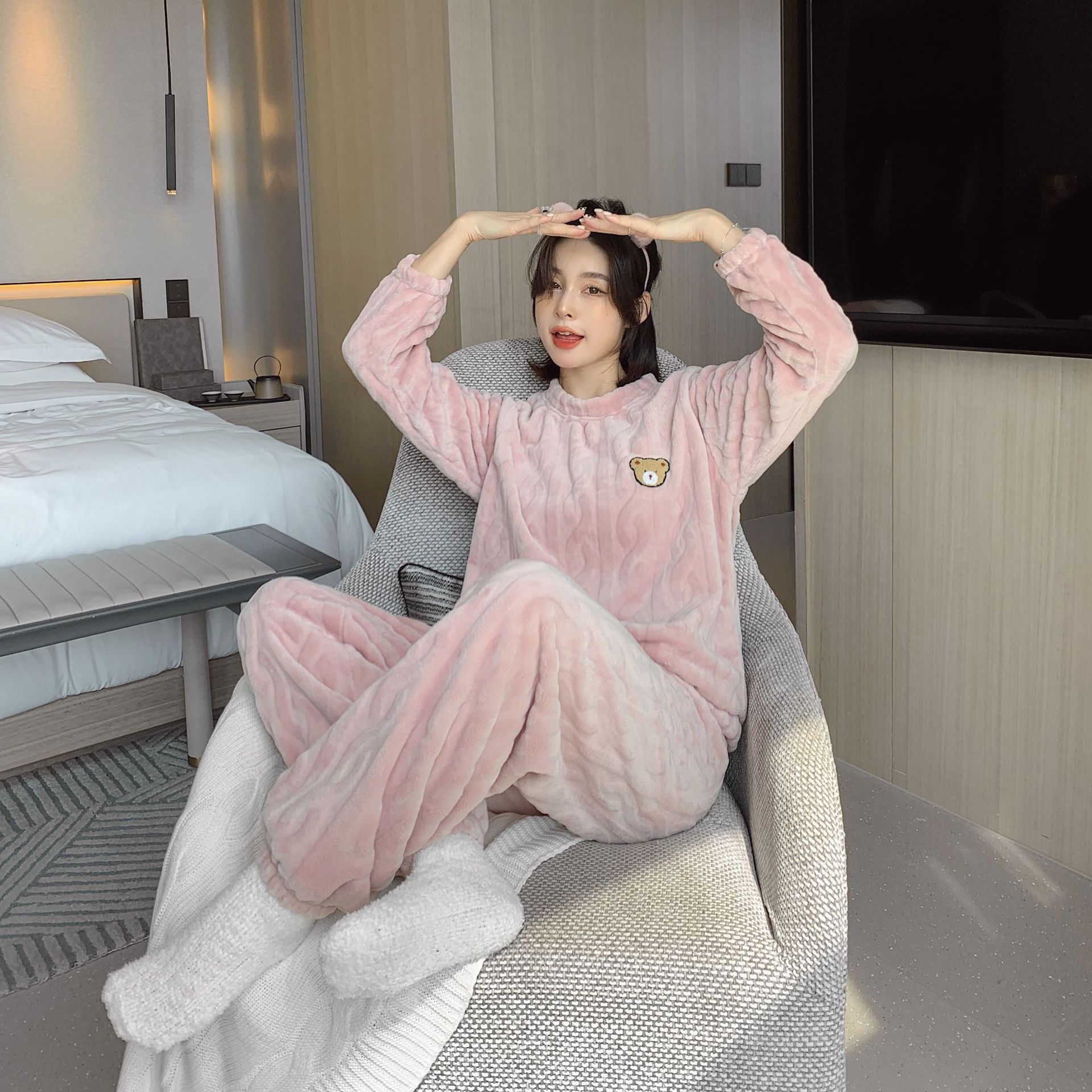 法兰绒睡衣女士秋冬季新款加厚保暖珊瑚绒套装大码圆领套头家居服