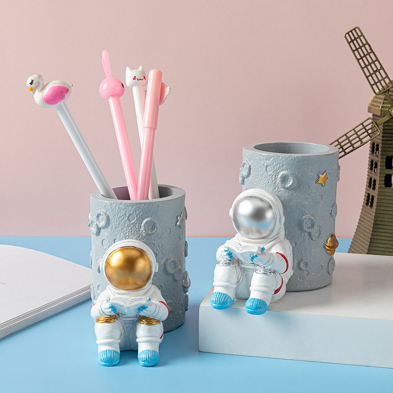 新宇航员笔筒树脂工艺品创意办公室摆件桌面收纳装饰品星系太空人