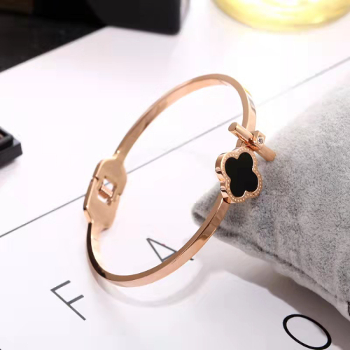 New Japanese and Korean Hot-Selling Geometric Clover Titanium Steel Necklace Rose Gold Bracelet Female Online Influencer Hot-Selling Cross-Border Simple