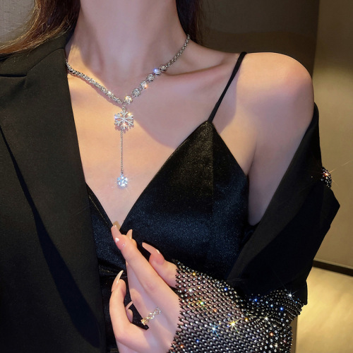 Light Luxury Niche Design Fashion Temperament Snowflake Sweater Chain Personality simple Necklace New Fashion Women