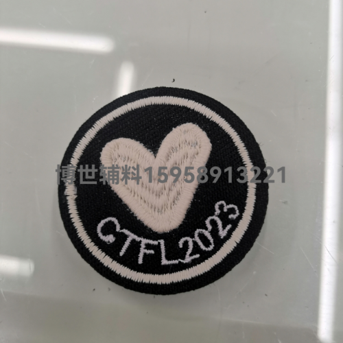 three-dimensional embroidery heart-shaped logo bright color size is 4cm suitable for hat clothing headdress wide application