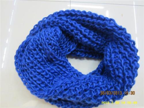 monochrome wool scarf fashionable and generous