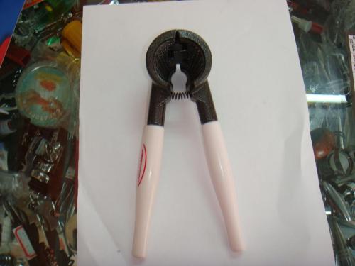 plastic handle heavy walnut clip， aluminum alloy， walnut clip with wooden handle，