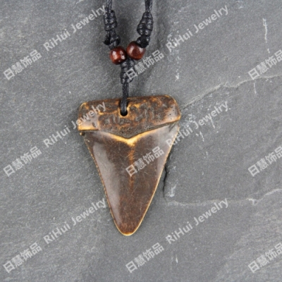 Foreign trade original single resin ivory necklace overbearing punk design accessories male fierce serrated beast teeth X0034