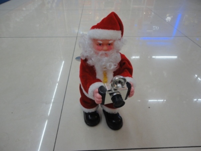9123 old man will walk with the camera to take pictures of Christmas gift decorations
