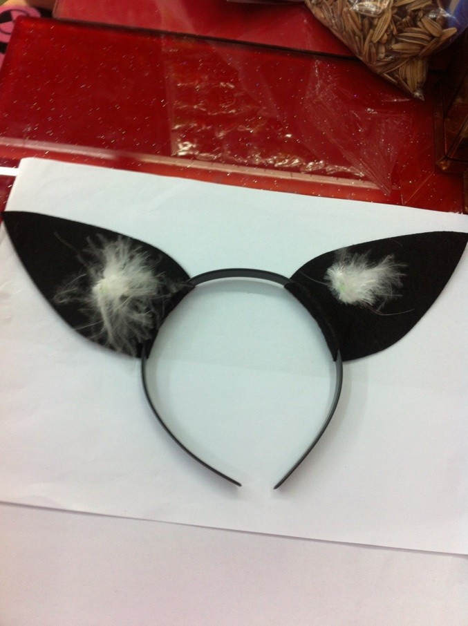 Woven fabric with feather head knitted