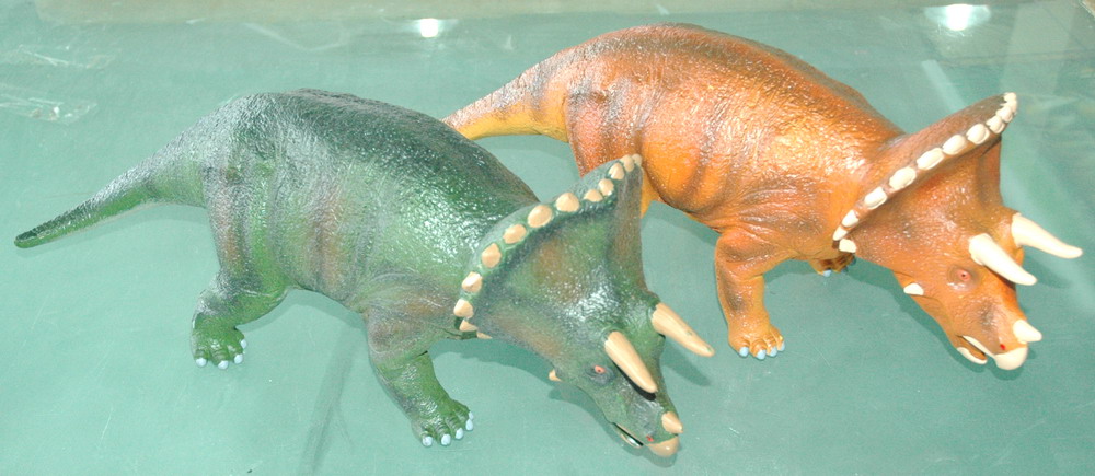 搪胶大双角龙,两色混装