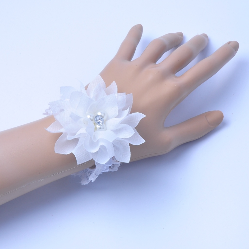 dancing flower wedding maid of honor sister are married wrists