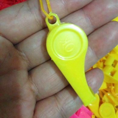 2020年塑料彩色带绳口哨迷哨子儿童玩具吹口哨ok口哨bb哨