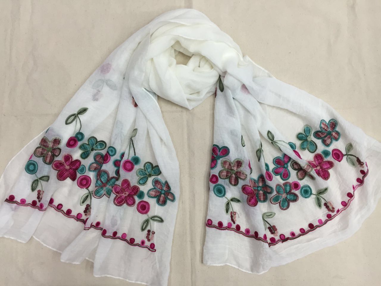 2017流行绣花围巾