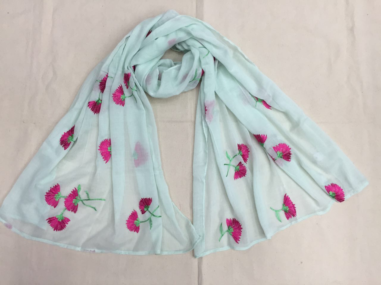 2017流行绣花围巾