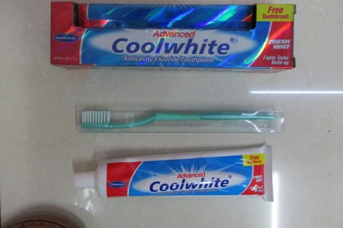 Toothpaste + Toothbrush Convenient 2-in-1