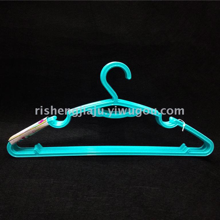 flat clothes hangers