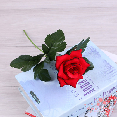 Simulated rose bouquet of dried flowers and flowers in a single decorated with silk flowers.