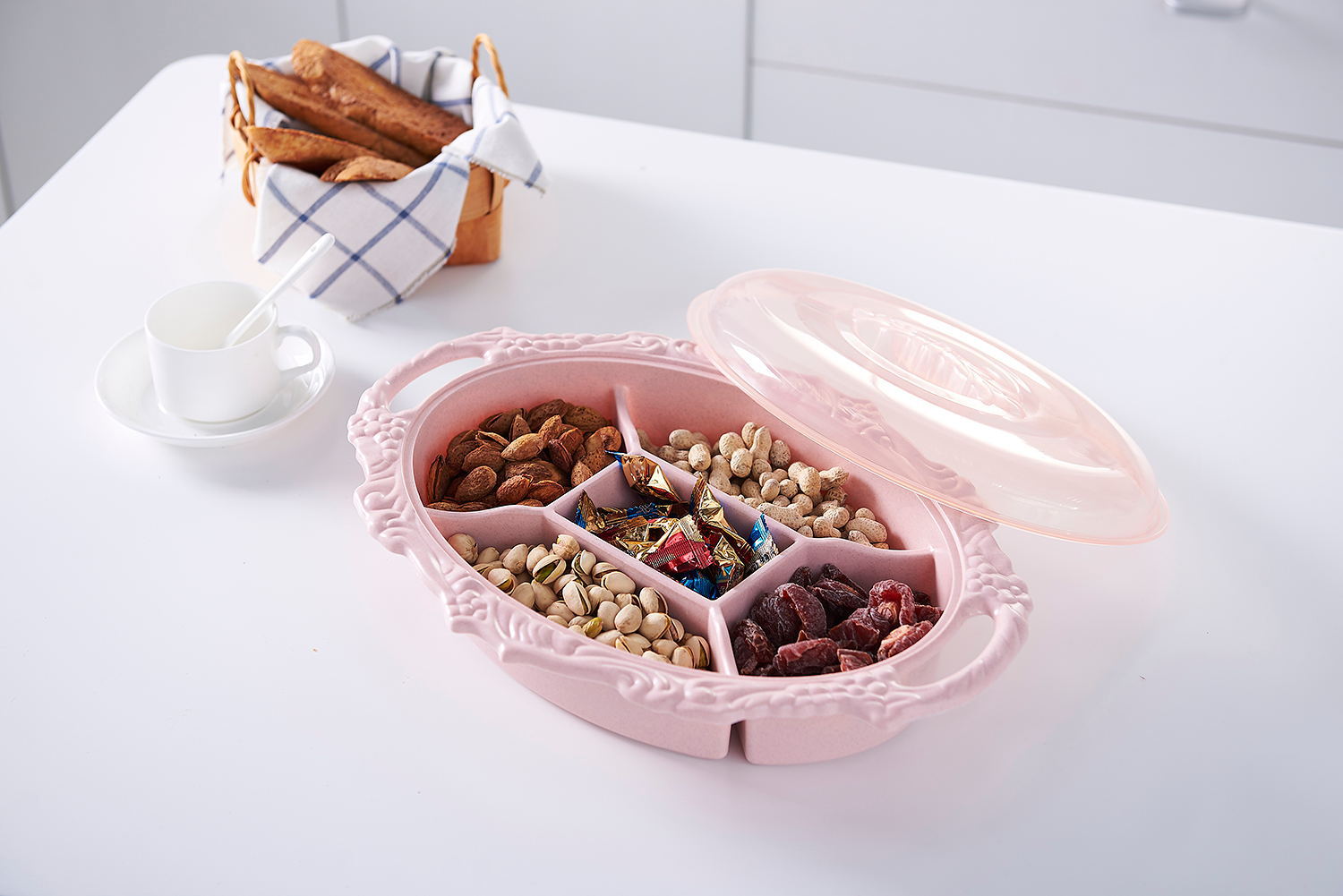 New creative multi-functional relief pattern candy box with a dried fruit plate with a dried fruit p