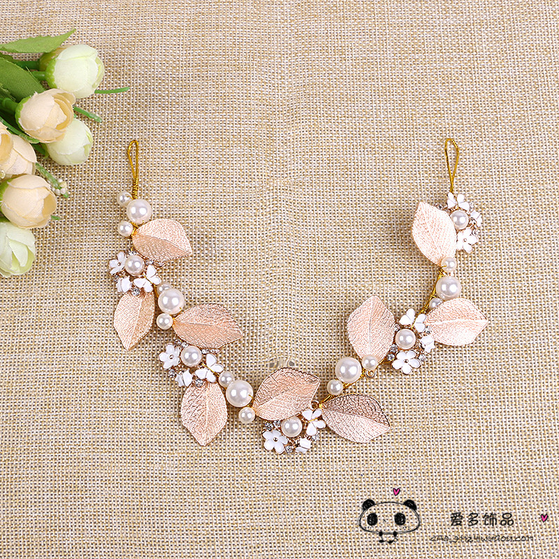 Bride checking headdress Korean pearl flower ornaments leaves hair ornaments wedding plate hair acce