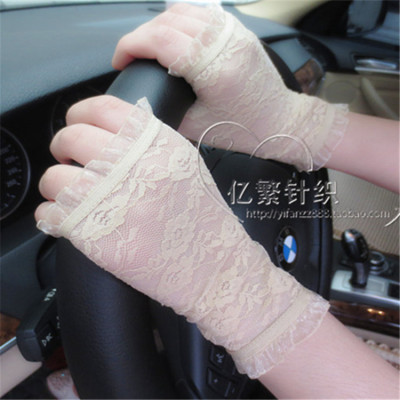 In summer, she is wearing a lace and half gloves, and the gloves are very short.