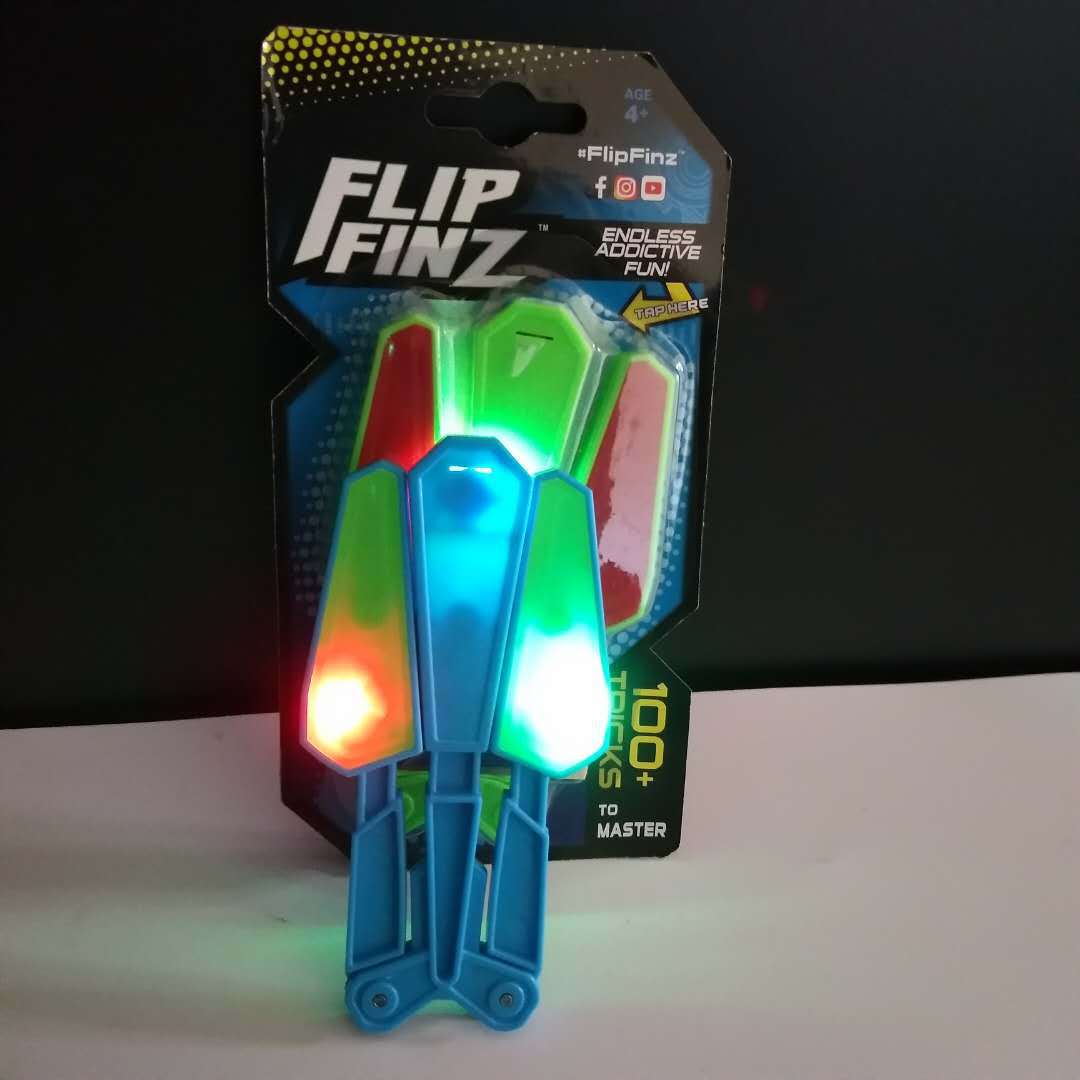 厂家直销翻转蝴蝶刀玩具 减压蝴蝶刀 指尖旋转发光塑料蝴蝶刀