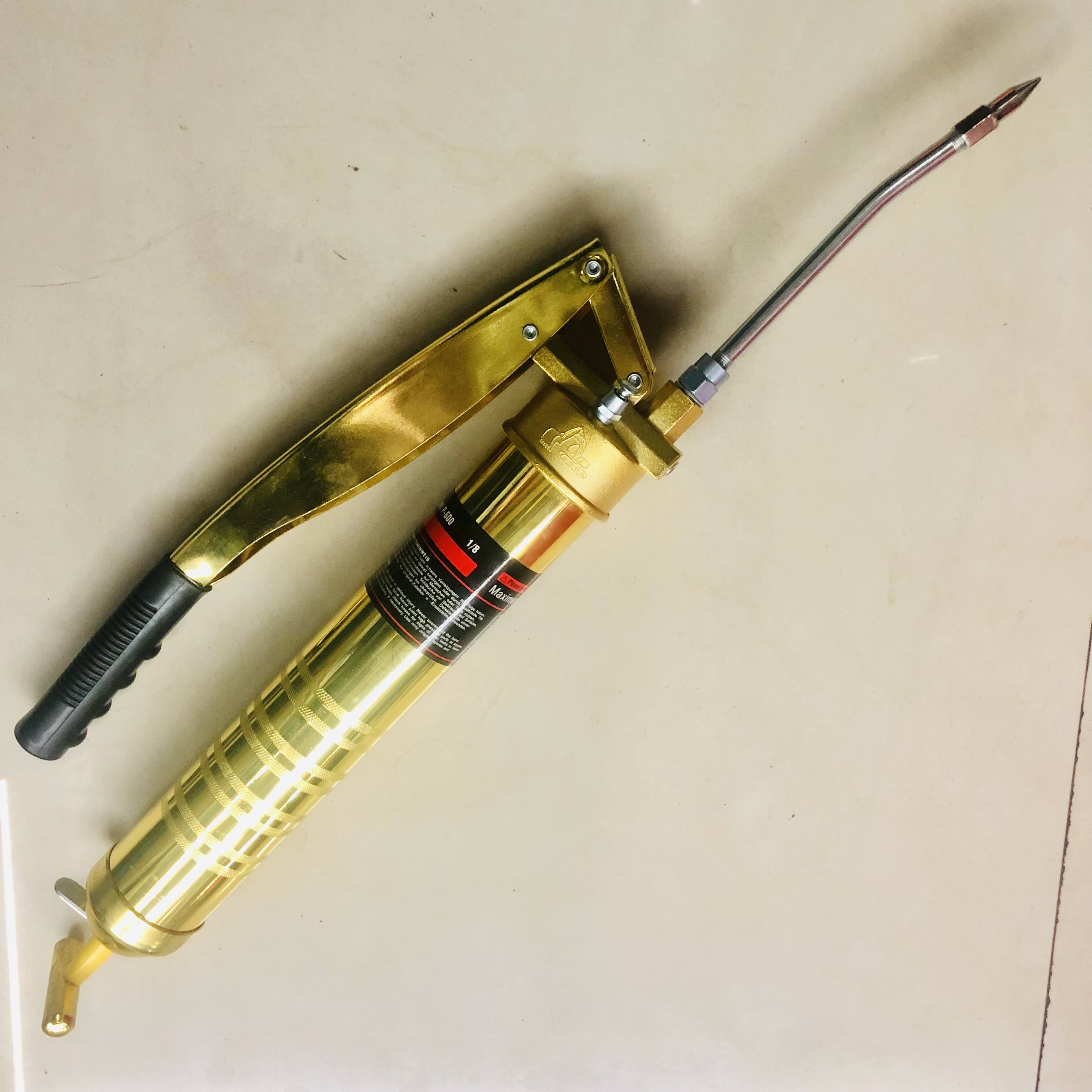 铝管黄油枪采用无缝铝管制造,使用特种橡胶,防止老化